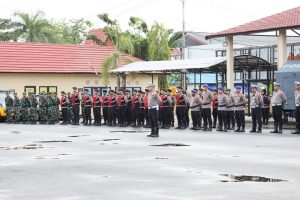 Apel Gelar Pasukan di Mapolres Batola dalam rangka Operasi Ketupat Intan 2025 turut dihadiri Wakil Bupati Herman Susilo, Kamis. (wartabanjar.com- Ist. Humas)