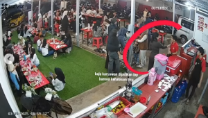 Konsumen di sebuah restoran mengelap tangan ke baju seorang pelayan. (wartabanjar.com - Ist. @malangraya_info)