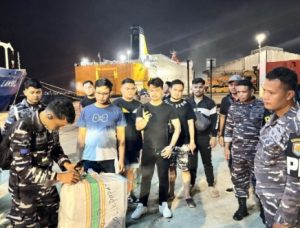TNI AL dan tim gabungan berhasil menggagalkan penyelundupan kosmetik dan makanan minuman asal Tawau tujuan Balikpapan, Selasa 18 Maret 2025. (wartabanjar.com - Ist. Puspen TNI)