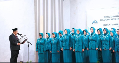 Pengkuhan Ketua dan pengurus TP PKK HST oleh Bupati Samsul Rizal. (wartabanjar.com - Ist. MC HST)