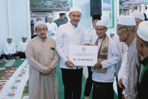 Bupati H Saidi Mansyur didampingi Wabup Habid Idrus Al Habsyi memberikan bantuan untuk Masjid Ar-Riyadh, Antasan Senor, Kamis. (wartabanjar.com - Ist. MC Banjar)