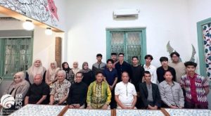 Bupati Samsul Rizal (batik kuning hijau) mengunjungi mahasiswa HST yang tengah menempuh pendidikan di Yogyakarta. (wartabanjar.com - Ist. MC HST)