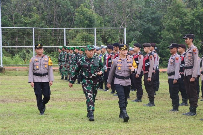 Kapolres Balangan, AKBP Riza Muttaqin, bersama jajaran Forkopimda memimpin apel gabungan, Jumat. (wartabanjar.com - Ist)