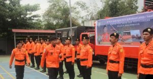 Kepala Basarnas Banjarmasin, I Putu Sudayana, memeriksa pasukan saat gelar apel Siaga SAR Khusus Lebaran 2025, Jumat (wartabanjar.com - Ist. Basarnas Kalsel)