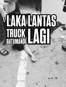 Korban kecelakaan menambrak truk di simpang 3 Balangan terkapar, Jumat. (wartabanjar.com - Ist. @habarbalangan)