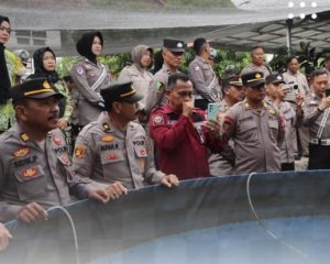 Wakapolres Banjar memimpin panen ikan di kolam bioflok di halaman Aspol, Jumat. (wartabanjar.com - Ist. Humas)