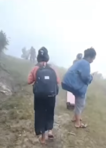 Guru yang diserang KKB menyelamatkan diri. (wartabanjar.com - Ist. @infokomando)