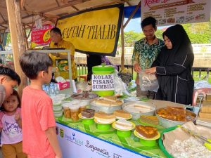 Hj Siah, pedagang kue khas Banjar di Pasar Wadai Ramadan 0 Km Banjarmasin, Minggu. (wartabanjar.com - Riska Safitri)