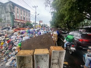 Tumpukan sampah membuat Jalan Veteran mengalami kemacetan, Minggu. (wartabanjar.com - Ramadan Anwar)