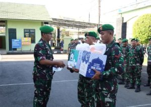 Dandim 1007 Banjarmasin memberikan bantuan sosial menyambut lebaran kepada anggota, Senin. (wartabanjar.com - Ist. Pendim)