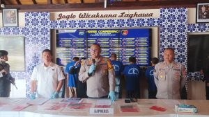 Kapolres Tanah Laut, AKBP Muhammad Junaeddy Johnny, S.I.K., M.H, memimpin konferensi pers pengungkapan kasus, Senin. (wartabanjar.com - Gazali)