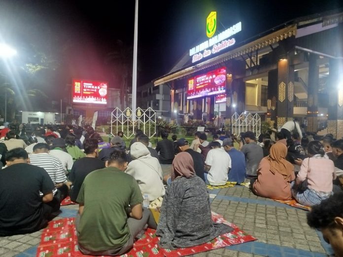 Nobar Indonesia vs Bahrain di Balai Kota Banjarmasin, Selasa malam. (wartabanjar.com - Ramadan)