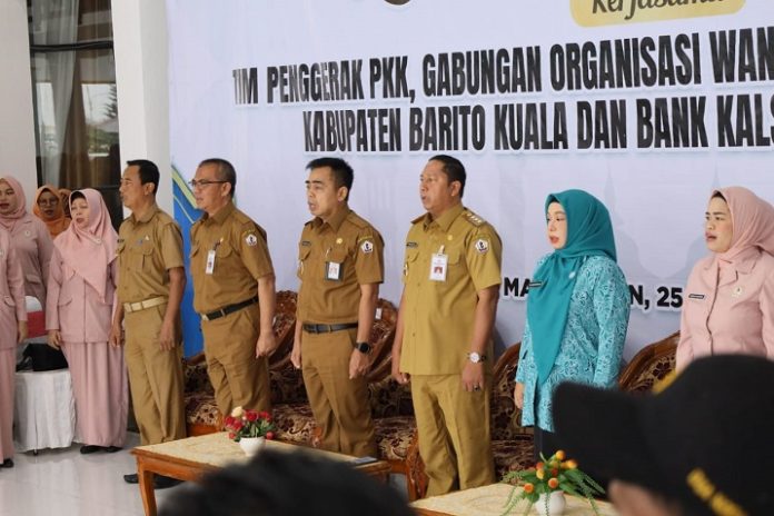 Pembagian ribuan paket sembako oleh Ketua PKK Kabupaten Barito Kuala, Hj Noorhayati Bahrul Ilmi, turut dihadiri Bupati, Selasa pagi. (watabanjar.com - MC)