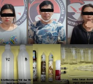 Tiga pelaku yang diduga menjadi dalang pembuatan vape mengandung narkotika diamankan bersama barang bukti. (wartabanjar.com - Ist. Polda Metro Jaya)