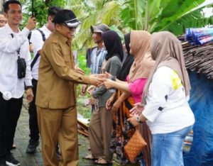 Wakil Bupati HST, H Gt Rosyadi Elmi atau Ustadz Rosyadi mengunjungi korban puting beliung di Desa Kayu Rabah, Selasa. (wartabanjar.com - Ist. BPBD HST)