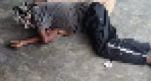 Penemuan pria tergeletak di depan toko Makeke Jalan MT Haryono, Banjarmasin Tengah, seberang hotel Aria Barito, Selasa pagi. (wartabanjar.com - Ist. Rekanan)