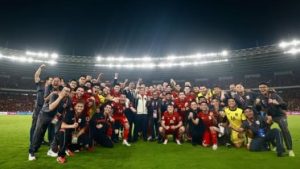 Presiden Prabowo bersama timnas Indonesia serta tim pelatih usai pertandingan melawan Bahrain di GBK, Selasa malam. (wartabanjar.com - Ist. Dok. IG Prabowo)
