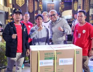 Salah satu penonton mendapatkan doorprize mesin cuci. (wartabanjar.com - Ist. Prokom Bjm)