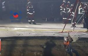 Tim melakukan pencarian terhadap satu orang pemotor yang jatuh ke sinkhole di Korea Selatan. (wartabanjar.com - Ist. via @beritakorea.id)