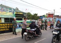 TNI-Polri di Banjarmasin Kompak Turun ke Jalan Bagikan Takjil
