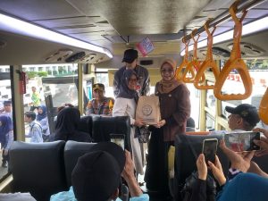 Asisten III Pemko Banjarbaru, Dr Rahmah Khairita menyerahkan parsel untuk peserta mudik gratis, Kamis. (wartabanjar.com - Istimewa)