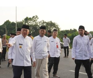 Gubernur Kalsel, H Muhidin meninjau jalan baru menuju Bandara Syamsudin Noor usai diresmikan, Rabu sore. (wartabanjar.com - Ist. Dinas PUPR Kalsel)