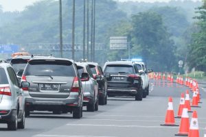 Jalan di tol utama keluar Jakarta padat sehingga diberlakukan one way. (wartabanjar.com - Ist. Div. Humas)