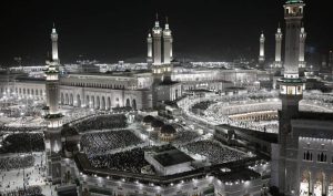 Suasana Masjidil Haram di malam ke-27 Ramadan 1446 H-2025 M, dipadati sekitar 4,2 juta jemaah yang merupakan rekor baru. (wartabanjar.com - Ist. SPA)