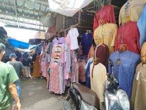 Suasana Pasar Sudimampir menjelang lebaran Idulfitri masih terlihat sepi pembeli, Kamis. (wartabanjar.com - Ramadan)
