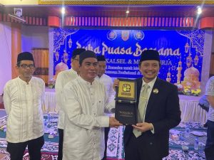 Wagub Hasnuryadi Sulaiman (kanan) menerima cenderamata dari Ketua PWI Kalsel, Zainal Helmie, Kamis. (wartabanjar.com - Ist. MC Kalsel)