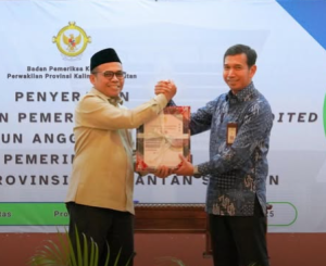 Wakil Bupati HST, Gusti Rosyadi Elmi, menyerahkan laporan Keuangan Pemda Unaudited TA 2024 ke BPK Kalsel, Kamis. (wartabanjar.com - MC HST)