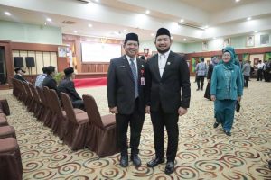Wakil Ketua DPRD Kalsel, Alpiya Rakhman (kanan) menghadiri pelantikan Pj Wali Kota Banjarbaru, Subhan Noor Yaumil, Kamis. (wartabanjar.com - Ist. Humas)