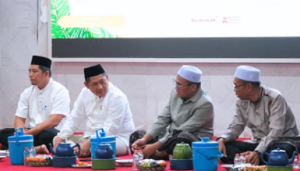 Bupati HST, Samsul Rizal atau Bang Rizal (dua dari kiri) safari Ramadan di Desa Ayuang, Barabai, Selasa. (wartabanjar.com - Ist. MC HST)
