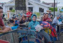 Konvoi Penarik Becak Bikin Heboh Kediaman Bupati HST, Ternyata Mama Deden Bagikan Ini!