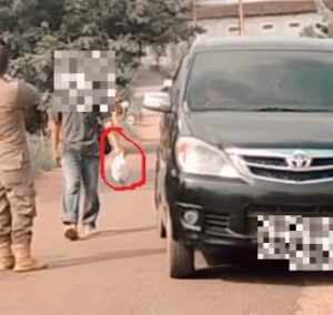engemudi mobil disuruh pungut lagi kantong plastik berisi sampah yang dibuangnya, Jumat. (wartabanjar.com - Ist. Satpol PP Tala)