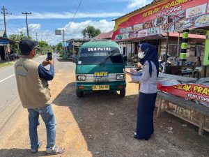 Petugas Dishub Kabupaten Banjar melakukan pengecekan kualitas armada angkutan feeder atau pengumpan. (wartabanjar.com - Ist. MC Banjar)
