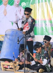 Salah satu perserta lomba Bagarakan Sahut Pemkb HST menunjukkan kebolehan mereka. (wartabanjar.com - Ist. MC HST)