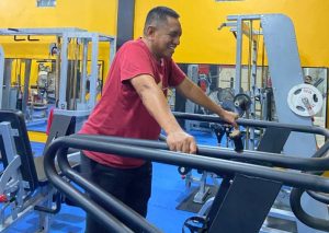 Wakil Bupati Tanah Laut, Zazuli, menjalani olah raga fitnes di kawasan KONI Tala. (wartabanjar.com - Gazali)
