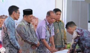 Bupati HST, Samsul Rizal (pakai peci) menyaksikan penandatangani dokumen Musrenbang, (wartabanjar.com - Ist. MC HST)