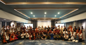 Foto bersama owner dan manajemen Harper Banjarmasin dengan anak-anak dan pengelola Panti Asuhan Al-Ikhsan, Rabu 26 Maret 2025. (wartabanjar.com - Ist. Harper)