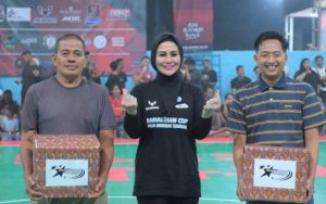 Ketua TP PKK, Deni Ery Yulyantie, yang akrab disapa Mama Deden, mewakili Bupati Hulu Sungai Tengah (HST), Samsul Rizal (Bang Rizal) menutup turnamen fuutsal. (wartabanjar.com - Ist. MC HST)