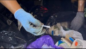 Sampah medis yang ditemukan relawan Jumat malam di TPS Jalan Veteran, Banjarmasin Timur. (wartabanjar.com - Iqnatius Aprianus)