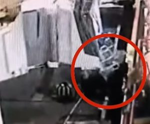 Detik-detik korban jatuh dari jembatan yang menghubungkan garbarata dengan kapal. (wartabanjar.com - Ist. Youtube)