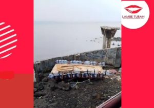 Diduga perahu galon yang dipakai dua pemuda asal Banyuwangi hendak ke Makkah terlihat teronggok dekat Jembatan Suramadu. (wartabanjar.com - Ist. @lambe_turah)