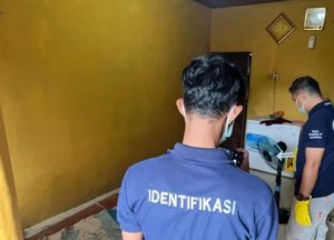 Tim identifikasi Polres Banjarbaru melakukan olah TKP di rumah ditemukannya mayat perempuan S (46) di Palam, Cempaka, Sabtu. (wartabanjar.com - Ist. Polsek Cempaka)