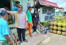 Operasi Pasar Gas LPG 3 Kg Jelang Idul Fitri di Desa Lok Baintan Ramai Diserbu Warga