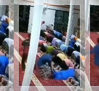 VIDEO VIRALl! Sekelompok Remaja Ganggu Kakek yang Sedang Salat di Masjid, Netizen Geram