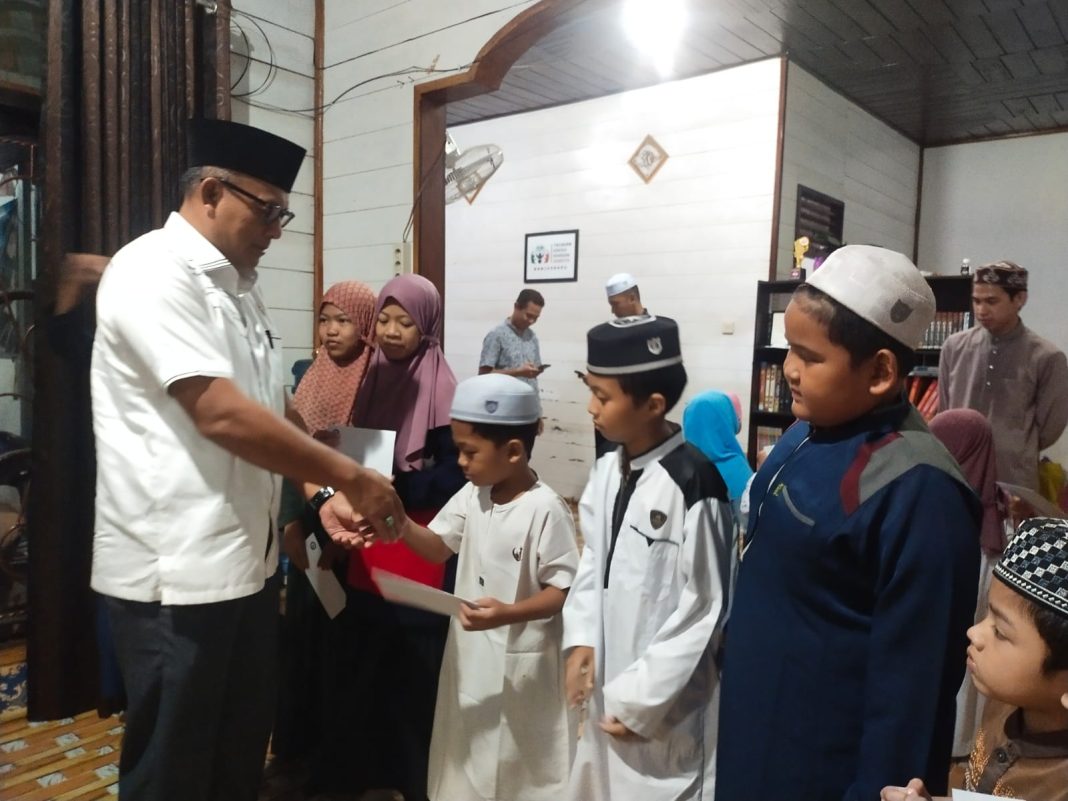 Peduli Kaum Duafa, Direktorat Intelkam dan Mahasiswa ULM Berbagi Kebahagiaan bersama Anak Yatim