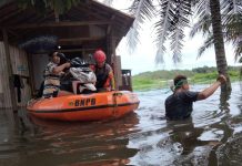 BPBD Balangan Evakuasi Barang-barang Warga Desa Baruh Bahinu yang Masih Direndam Banjir