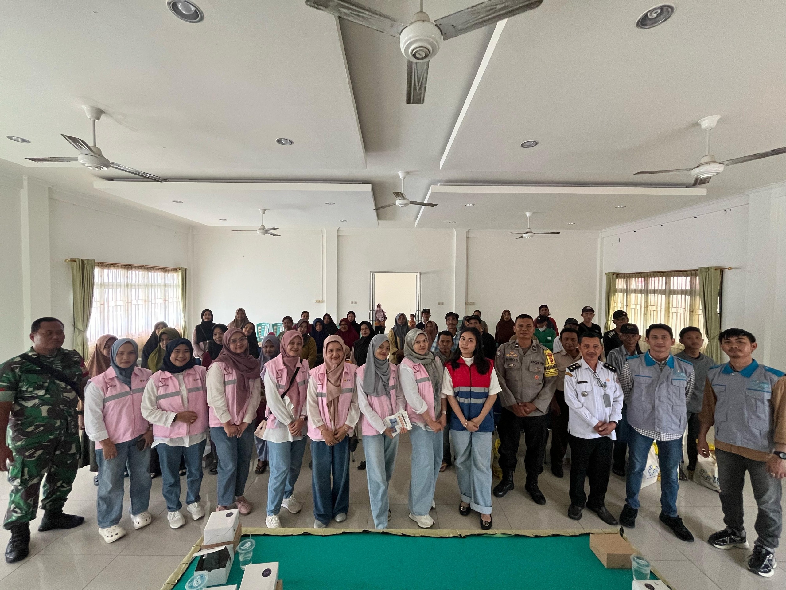 Sambut Ramadhan, Srikandi dan YBM PLN Pontianak Sosialisasikan Bahaya Listrik dan Berikan Bantuan ke Warga Saigon
